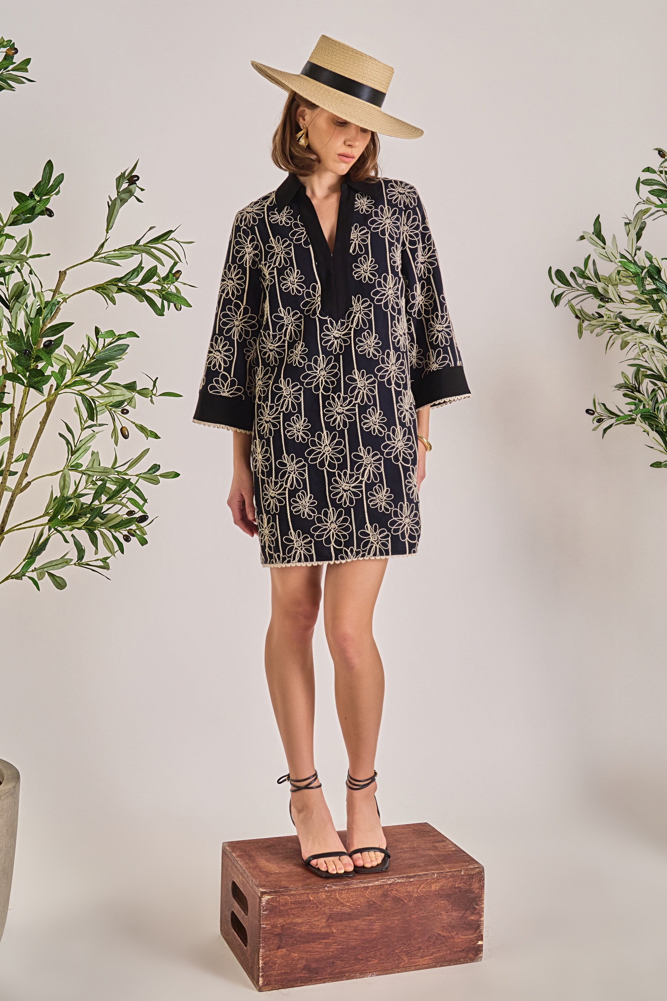 English Factory - Floral Embroidered Collar Mini Dress BLACK/NATURAL / M English Factory - Floral Embroidered Collar Mini Dress BLACK/NATURAL / M