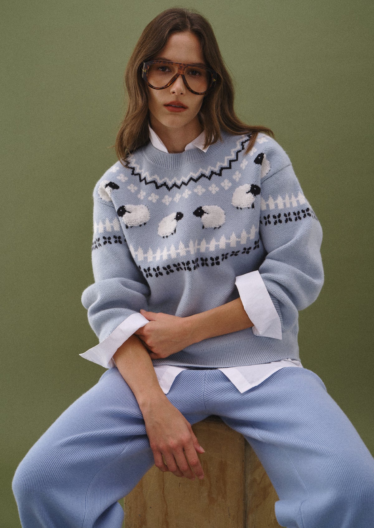 Knits and Sweater, highlighting English Factory's new arrivals and offering discounts of up to 80%.