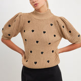 Suéter con bordado en forma de corazón 